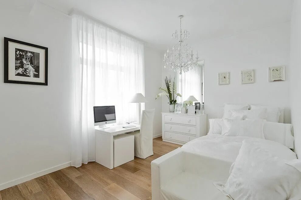 Комната в бело желтых тонах. Комната с белыми обоями. Светло желтая спальня. Спальня сканди 10 кв м. Белая комната с белым песком.