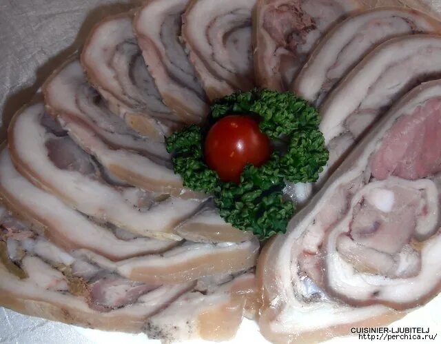 рулет из свиной шкурки вареный. рулет из свиной шкурки. рулет из шкуры свинины. рулет из шкуры свинины. как сделать рулет из свиной шкурки.