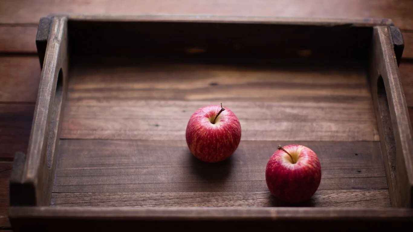 Игры 2 яблока. Яблоко на столе. Яблоко лежит на столе. Яблоко фото. Два яблока.