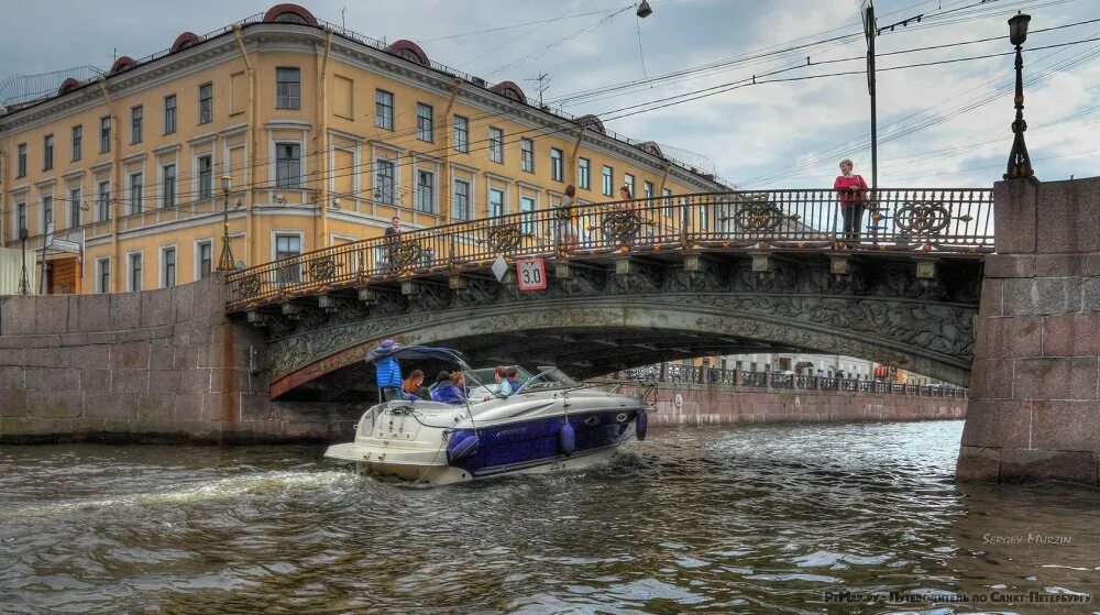 Мало конюшенный мост спб. Конюшенный мост в санкт-петербурге. Большой конюшенный мост в санкт-петербурге. Река мойка санкт-петербург большой конюшенный мост. Мало-конюшенный мост в санкт-петербурге.