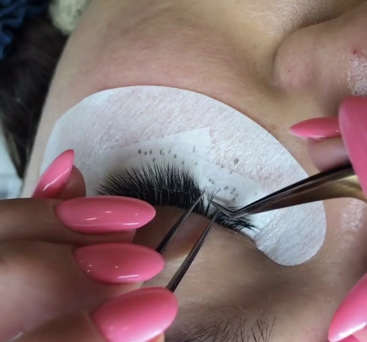 Услуги по наращиванию ресниц. Наращивание ресниц классика процесс. Евгения баженова лашмейкер. Мастер наращивания ресниц. Лучшее обучение наращивания ресниц.