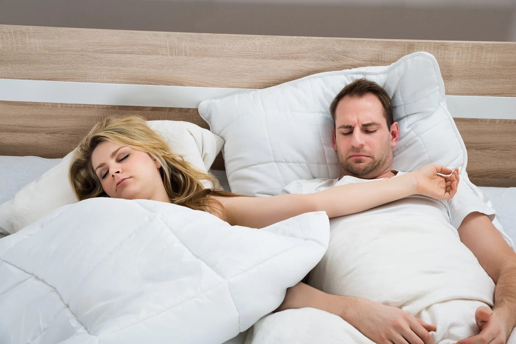 Роли в постели. Супружеская кровать. Два человека лежат на кровати.