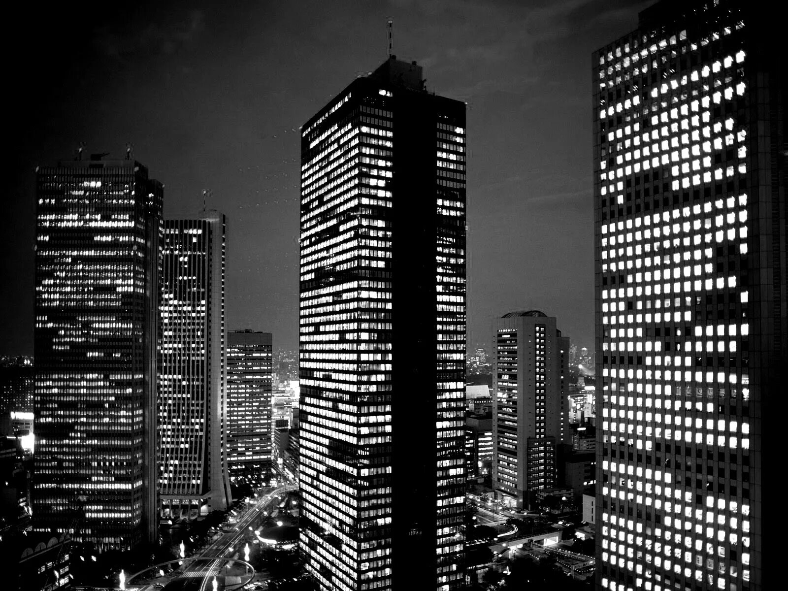Tokyo black. Небоскребы чб. Ночные небоскребы. Черный небоскреб. Многоэтажки черно белые.