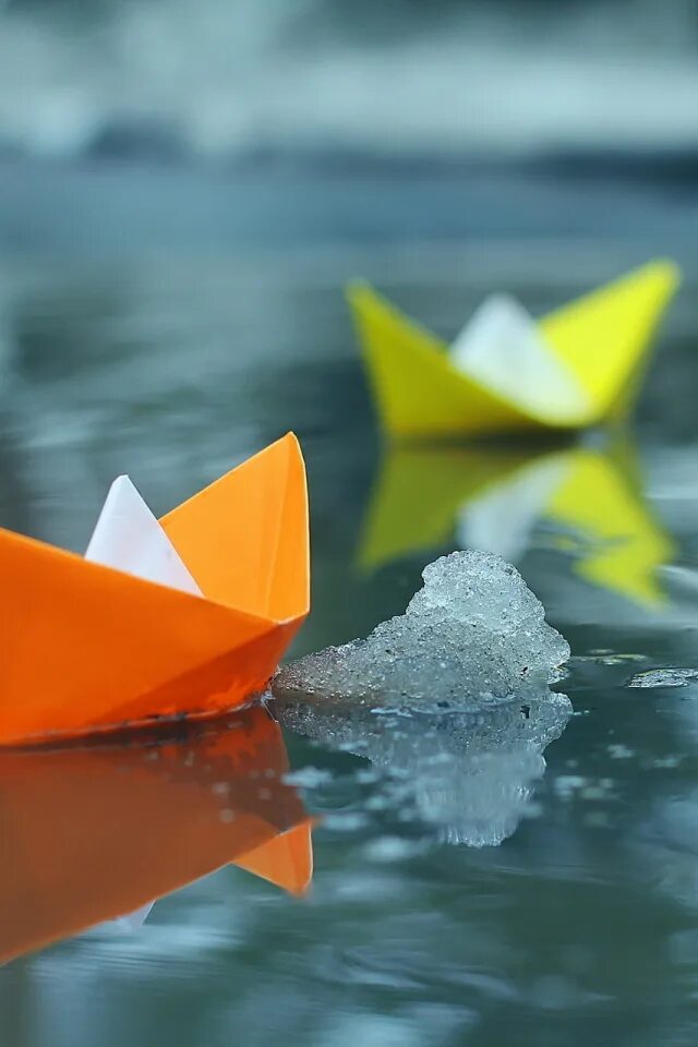 Кораблик из бумаги пускать. Бумажный кораблик. Бумажный кораблик в ручейке. Красивый бумажный кораблик. Бумажный кораблик в ручье.