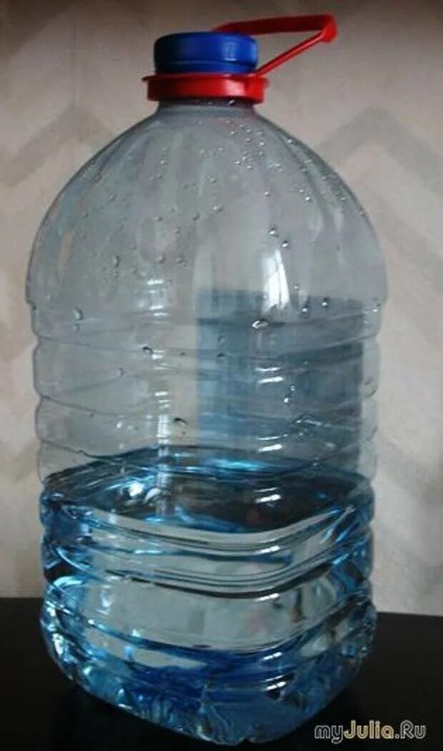 Сколько пятилитровых бутылок. Пятилитровая бутылка. Пятилитровые пластиковые бутылки. Литровые бутылки из пластика. Ёмкости из пятилитровой пластиковой бутылки.