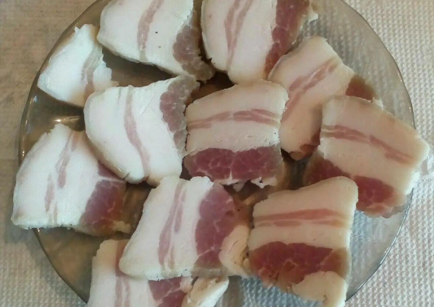 Сало нарезанное. Сало в рассоле в банке. Сало соленое с чесноком в рассоле. Сало холодным способом самый вкусный. Соленое сало в рассоле в банках.