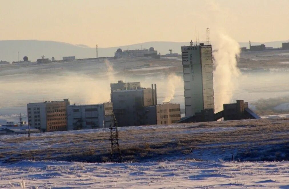 Воркута заполярка. Воркута 2000 год. Воркута шахтерская набережная. Покорителям заполярья слава воркута. Поселок заполярный воркута.
