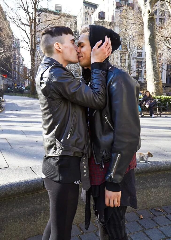 поцелуй картинки. поцелуй в 11 лет. ты целуешься так по московски. поцелуй на набережной. любовь целуются на улице.