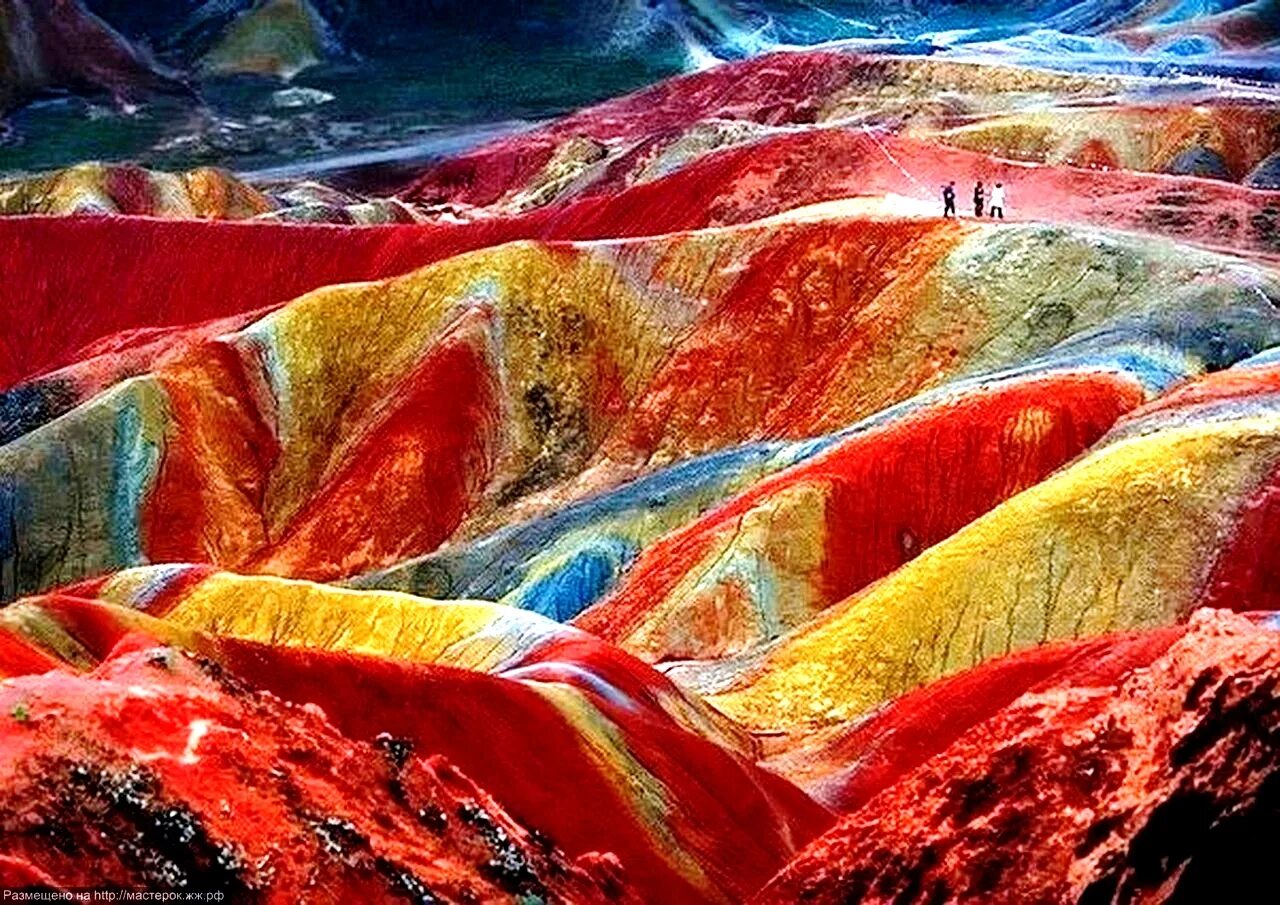 Название невероятное. Чжанъе Данксиа Китай. Разноцветные скалы Чжанъе Данксиа. Скалы Чжанъе Данксиа в Китае. Ландшафт Дэнксия Китай.