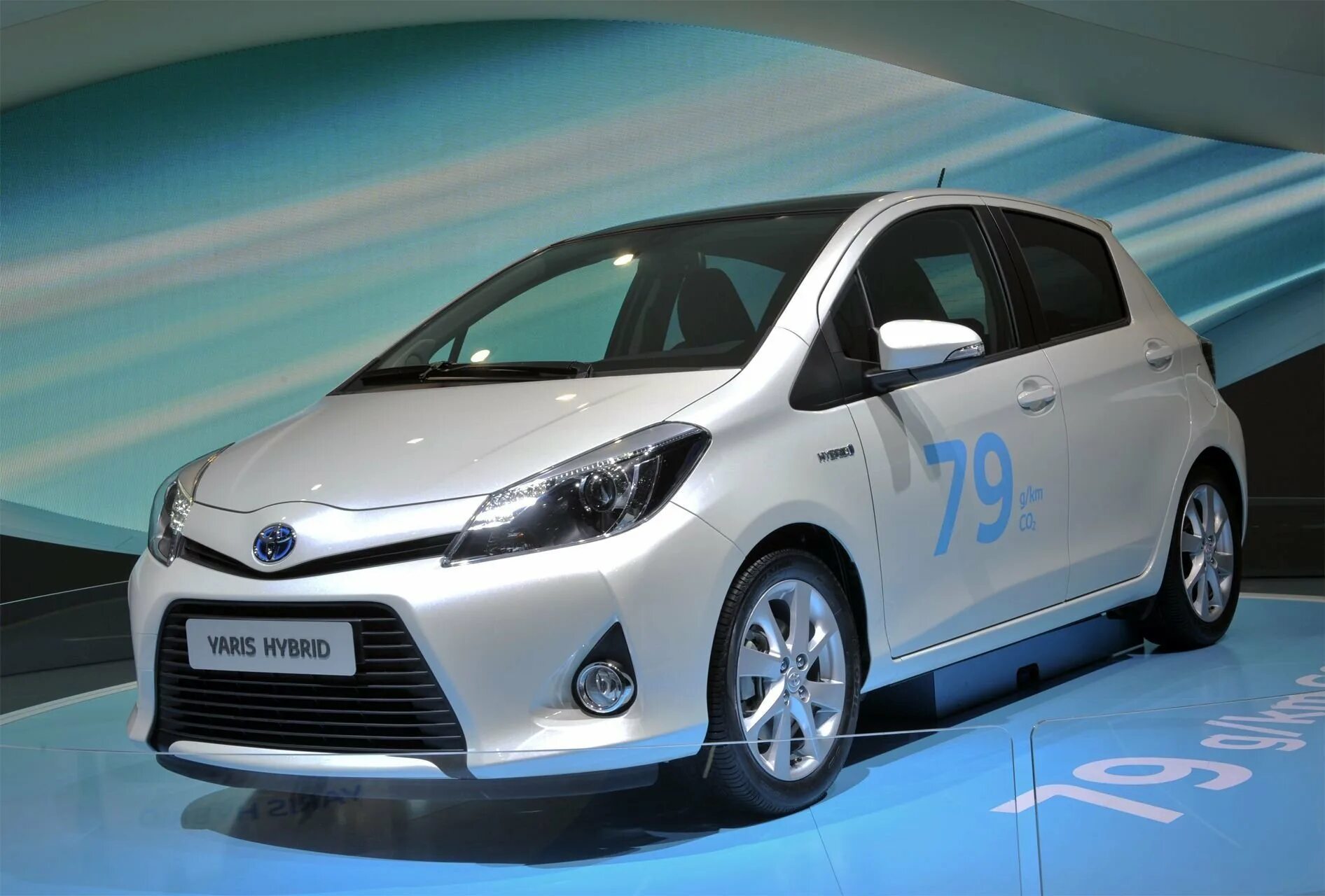 Тойота приус 30. Toyota yaris 2013 hybrid. Toyota yaris concept. Тойота 2016 prius. Японские автомобили гибрид.
