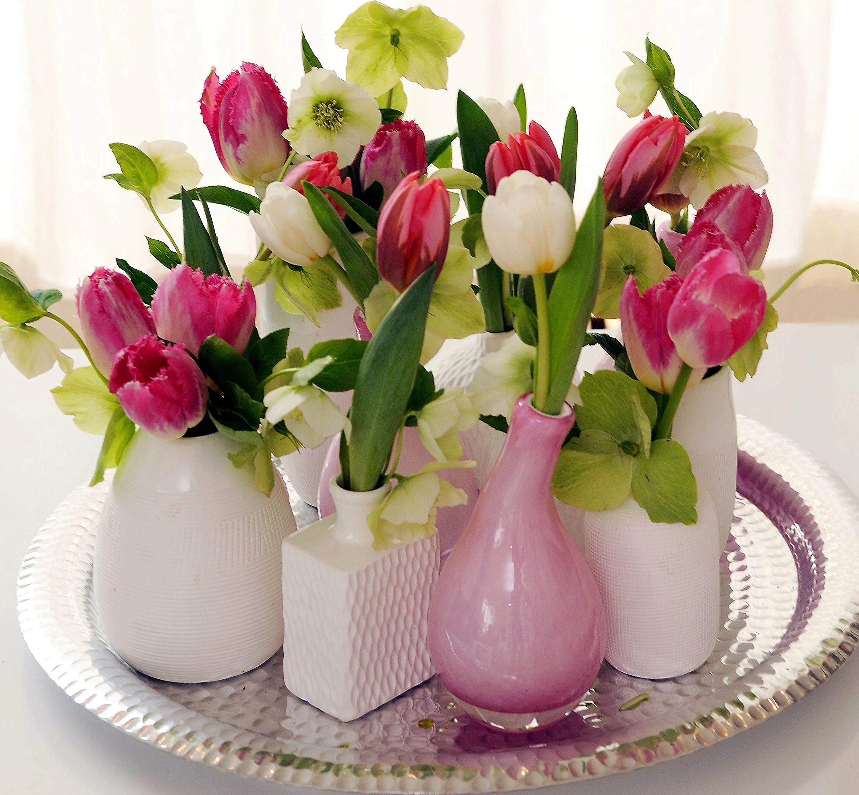 Весенние композиции из цветов. Цветы в вазе. Тюльпаны в вазе. Букет тюльпанов в вазе.