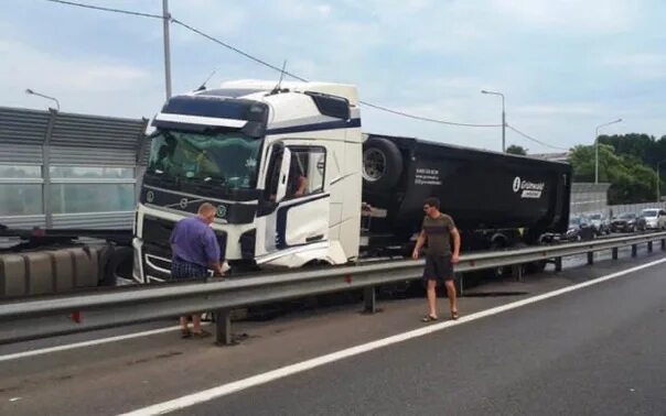 Отбойник аварии. Фура протаранила отбойник. Отбойник на трассе. Рога на отбойник фура.