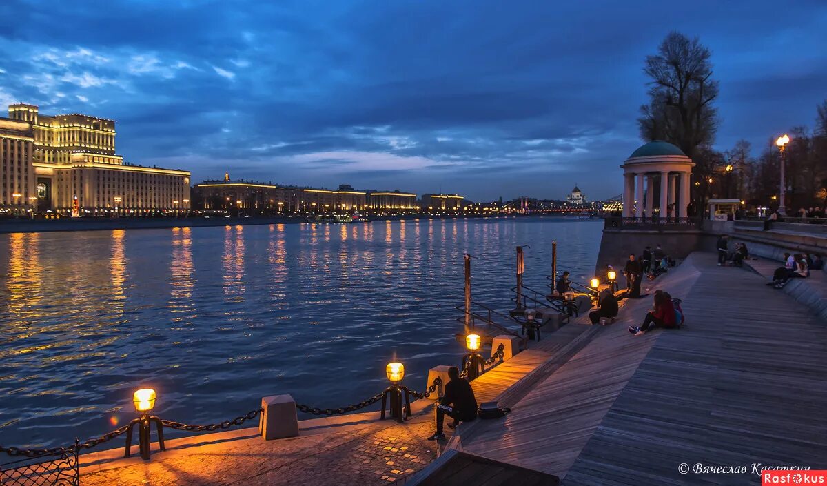 Парк Горького Питер. Парк Горького Москва набережная. Москва река парк Горького. Московская набережная вечером. Где красивая набережная