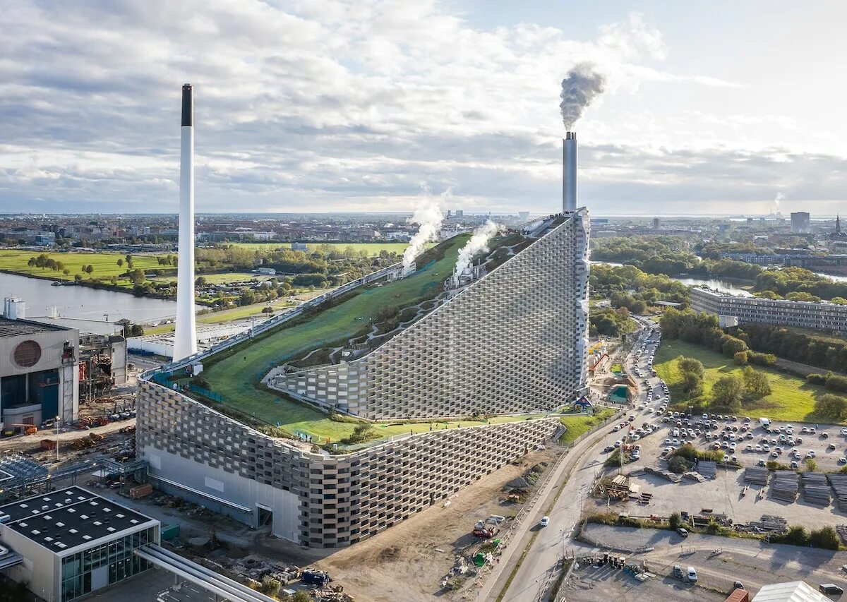 Мусоросжигательный завод в Копенгагене Amager Bakke. Бьярке Ингельс мусоросжигательный завод. Мусоросжигательный завод «Амагер Бакке».