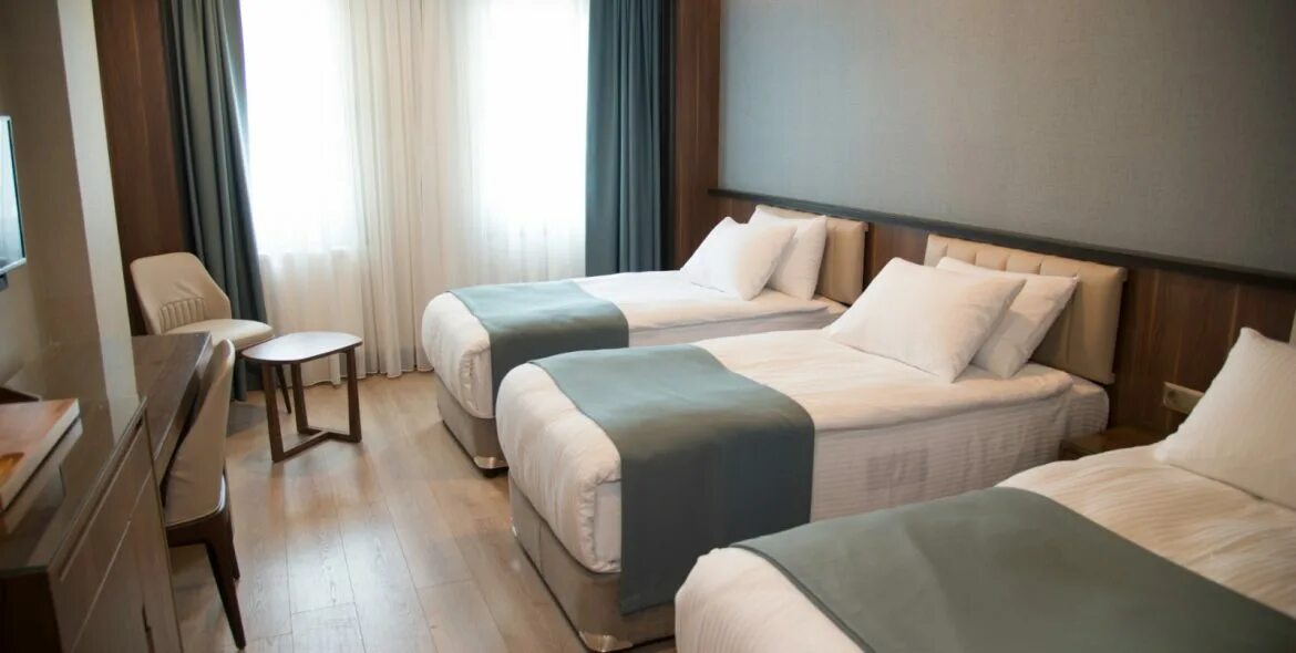 Двухместный номер (dbl) standard. Комната с тремя кроватями для семьи. Многоместный номер в гостинице. Номер в гостинице трипл. Номер triple.