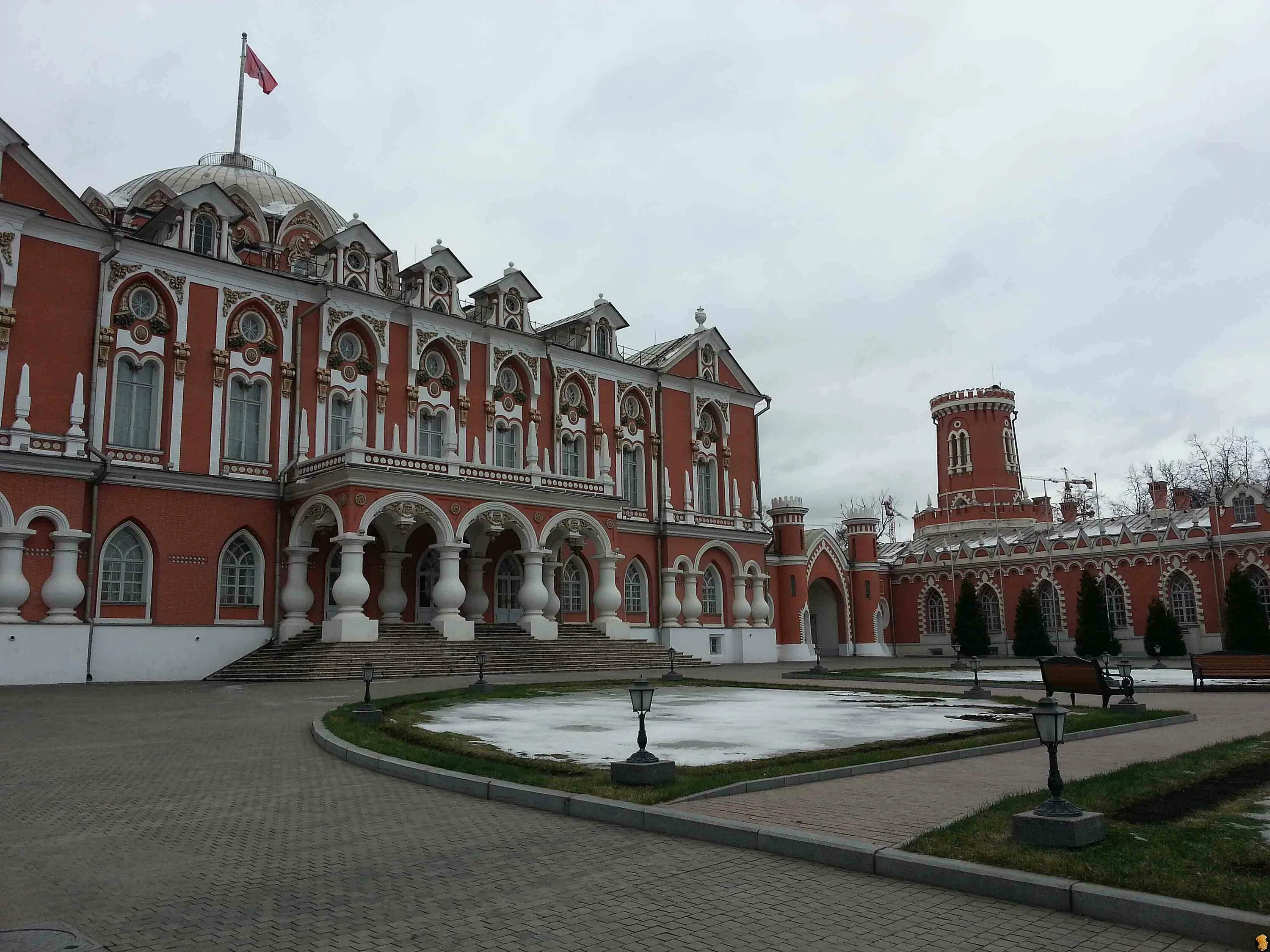 Путевой дворец история. Петровский путевой дворец в Москве. Петровский замок в Москве. Петровский путевой дворец СССР. Путевой дворец Динамо.