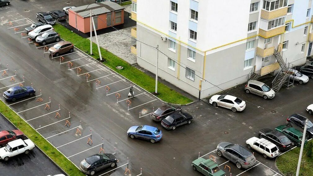 Парковка во дворе. Парковки во дворах жилых домов. Стоянка машин. Стихийная парковка во дворах. Можно мыть машину во дворе многоквартирного дома