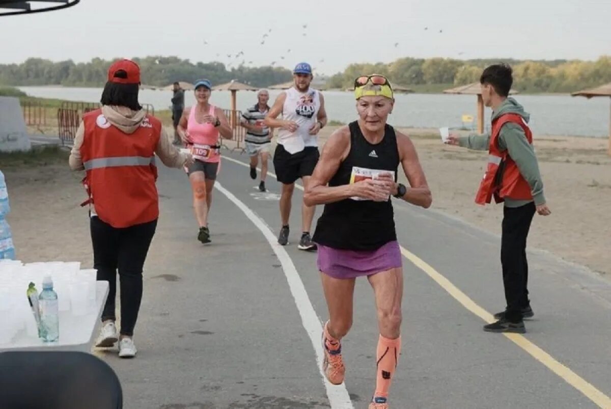 Пробежала 42 километров. Забег на 42км 195м. Marathon 42 км. Марафонцы фото. Бегут марафон.