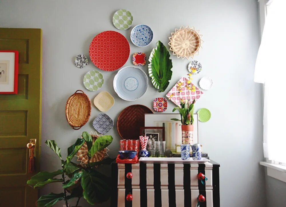 Яркие тарелки в серой столовой Eclectic dining room, Diy dining room, Inexpensiv
