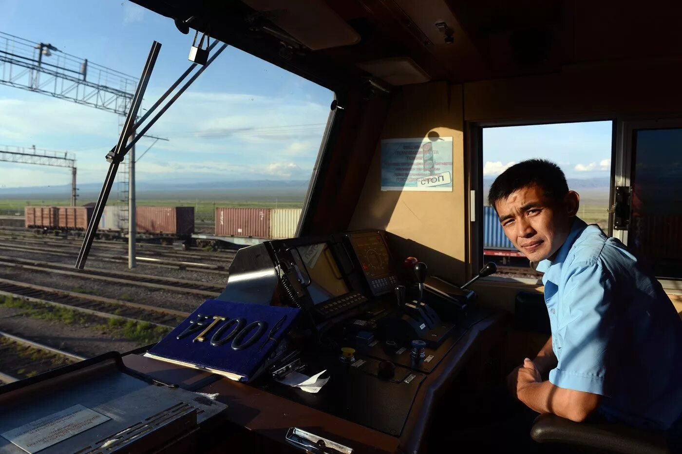 Профессия помощник машиниста тепловоза. Пульт машиниста эп1м. Машинист электропоезда ржд. Как называется управляющий поездом. Кабина управления сапсана.