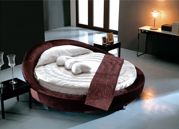 Нестандартные кровати. Круглая кровать в интерьере. Необычные кровати. Кровать круглая для спальни. Круглая кровать в интерьере спальни.