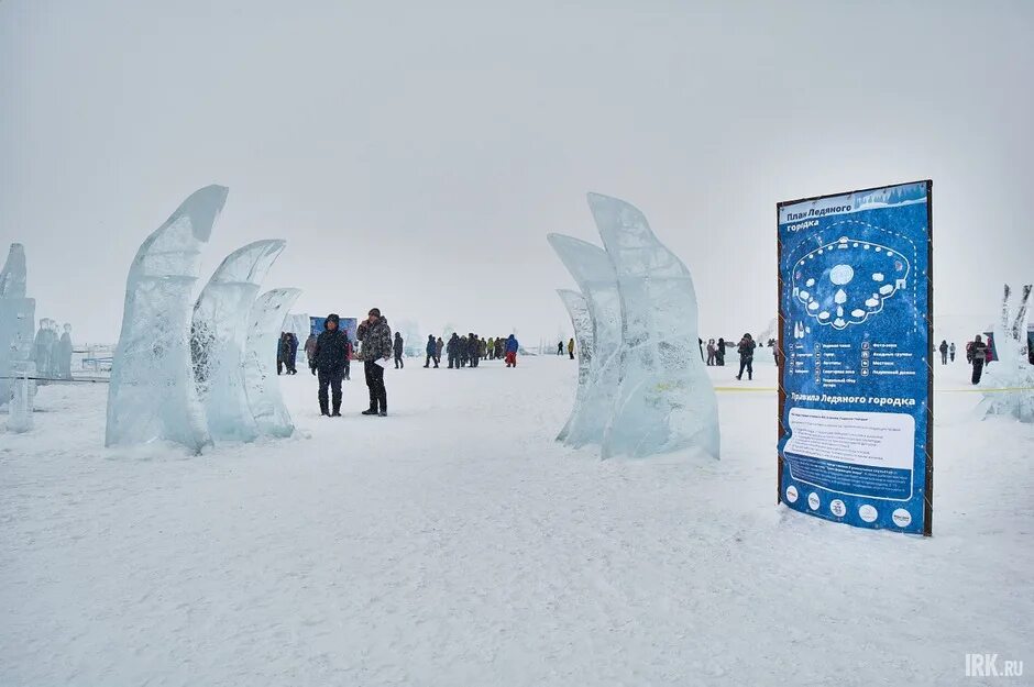 Ледяные фигуры на байкале 2022 ольхон. Ледовый фестиваль на ольхоне 2022. Ледяные скульптуры на байкале 2021 листвянка. Скульптор по дереву из мордовии приехавший. Листвянка байкал 2022.