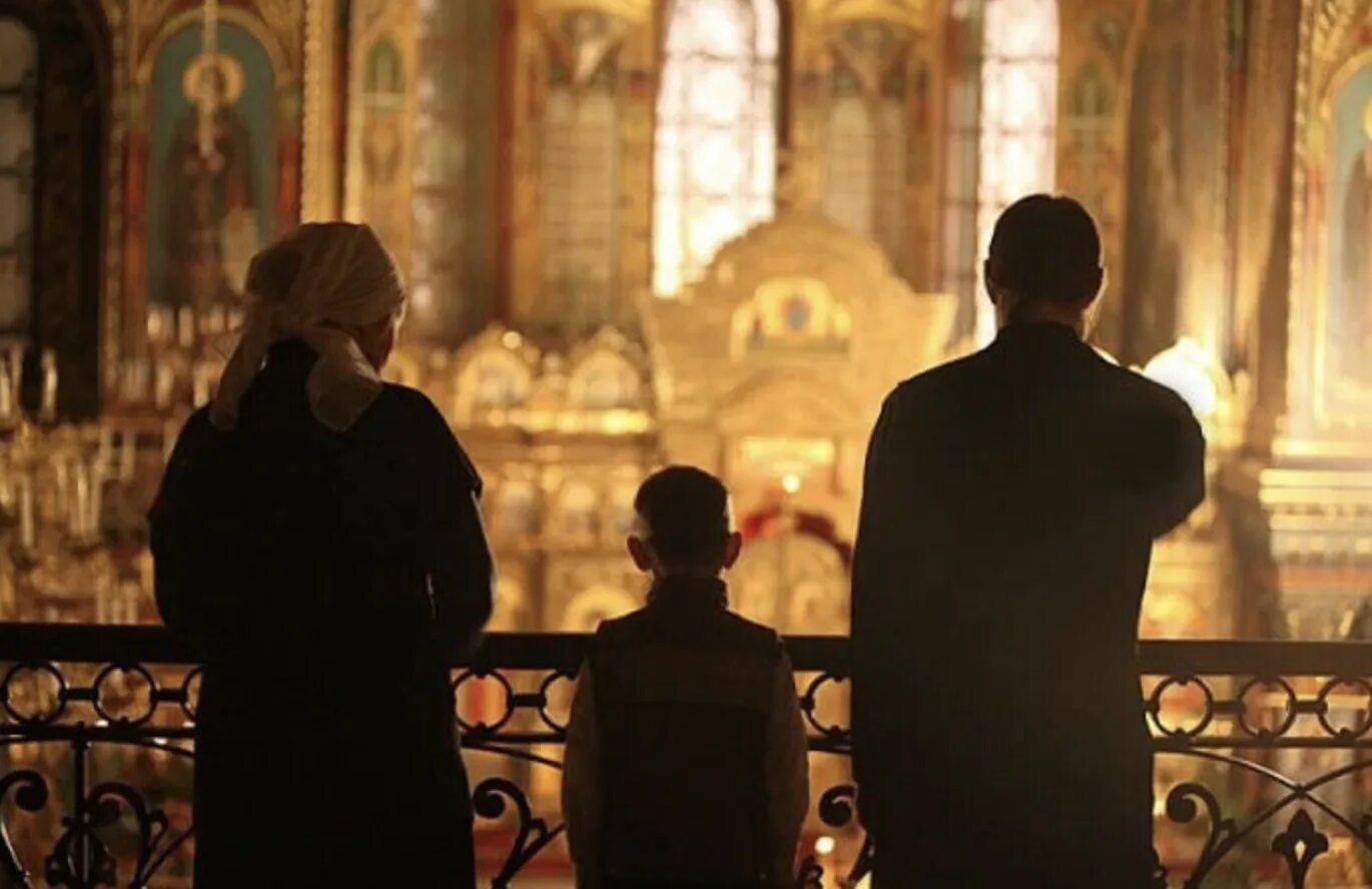 Молитва православной женщины. Семья молится в храме. Люди в храме. Люди молятся в церкви. Люди в православном храме.