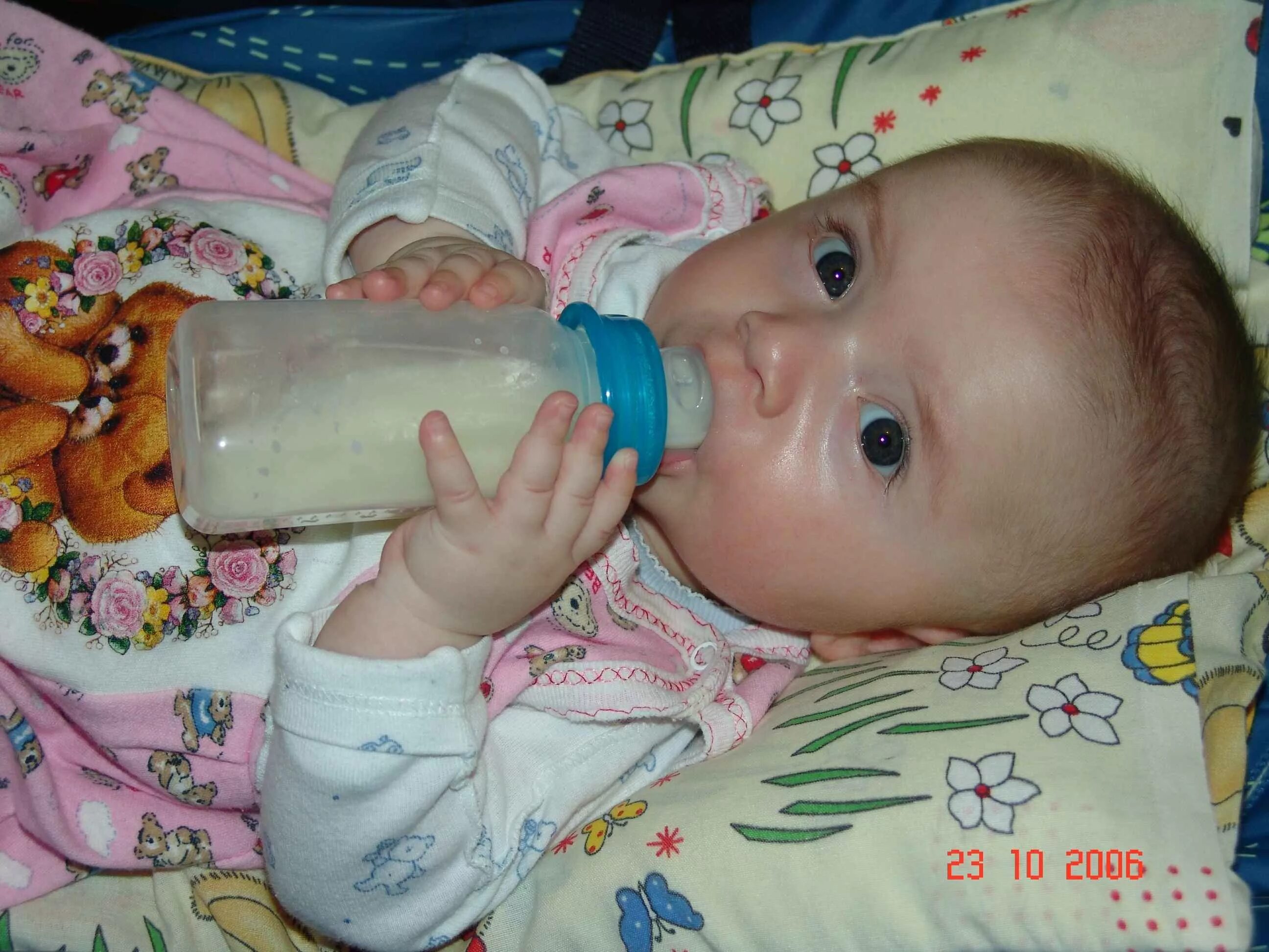 Малыш пьет молоко из бутылочки. Грудничок ест из бутылки. Ребенок сам держит бутылочку. Ребенок кушает с бутылочки. Не берет бутылочку что делать