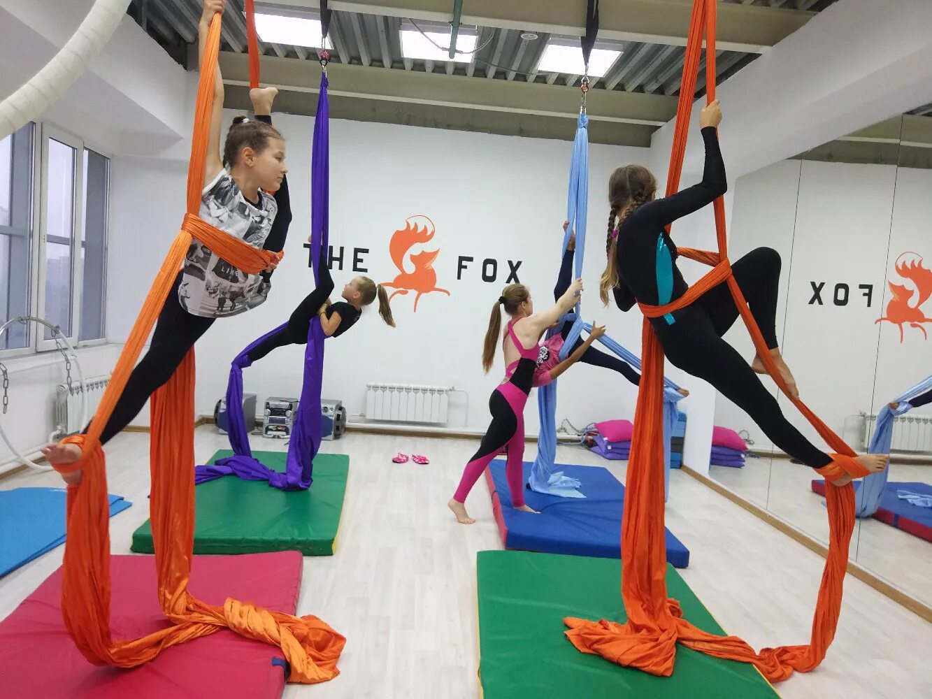 Гимнастика на полотнах. Заниматься воздушной гимнастикой. Воздушные полотна упражнения. Воздушные полотна. Заниматься воздушной гимнастикой.