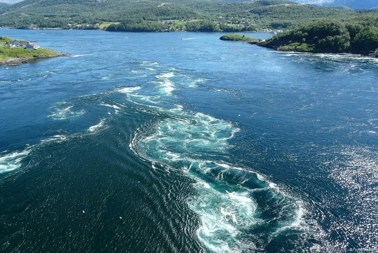 Самое мощное течение в мире. Сальстраумен Норвегия. Водоворот Сальстраумен в Норвегии. Мессинский пролив водовороты. Пролив Сальстраумен.