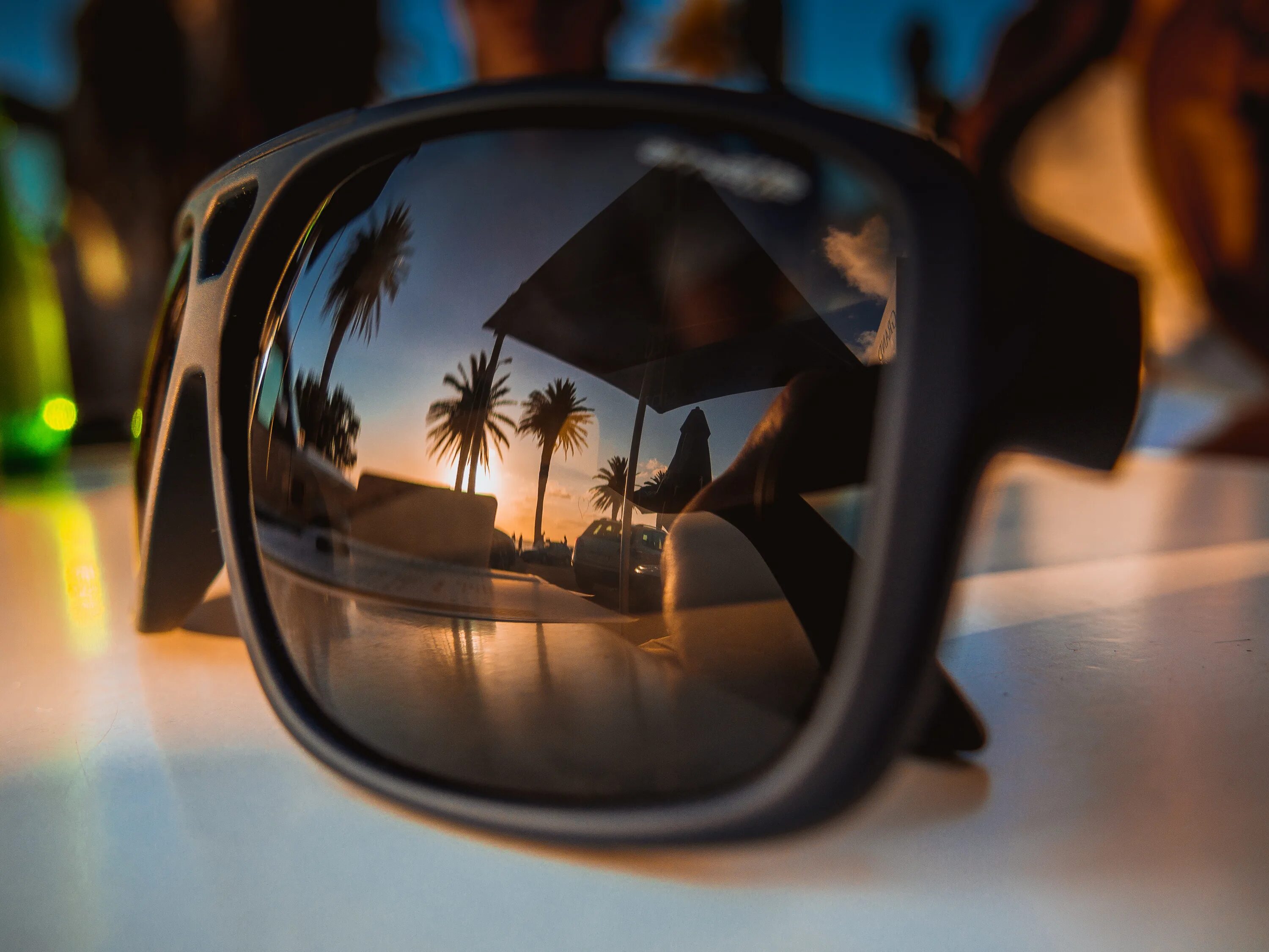 Отражение в очках. Отражение в солнечных очках. Солнцезащитные очки с отражением. Море в отражении очков.