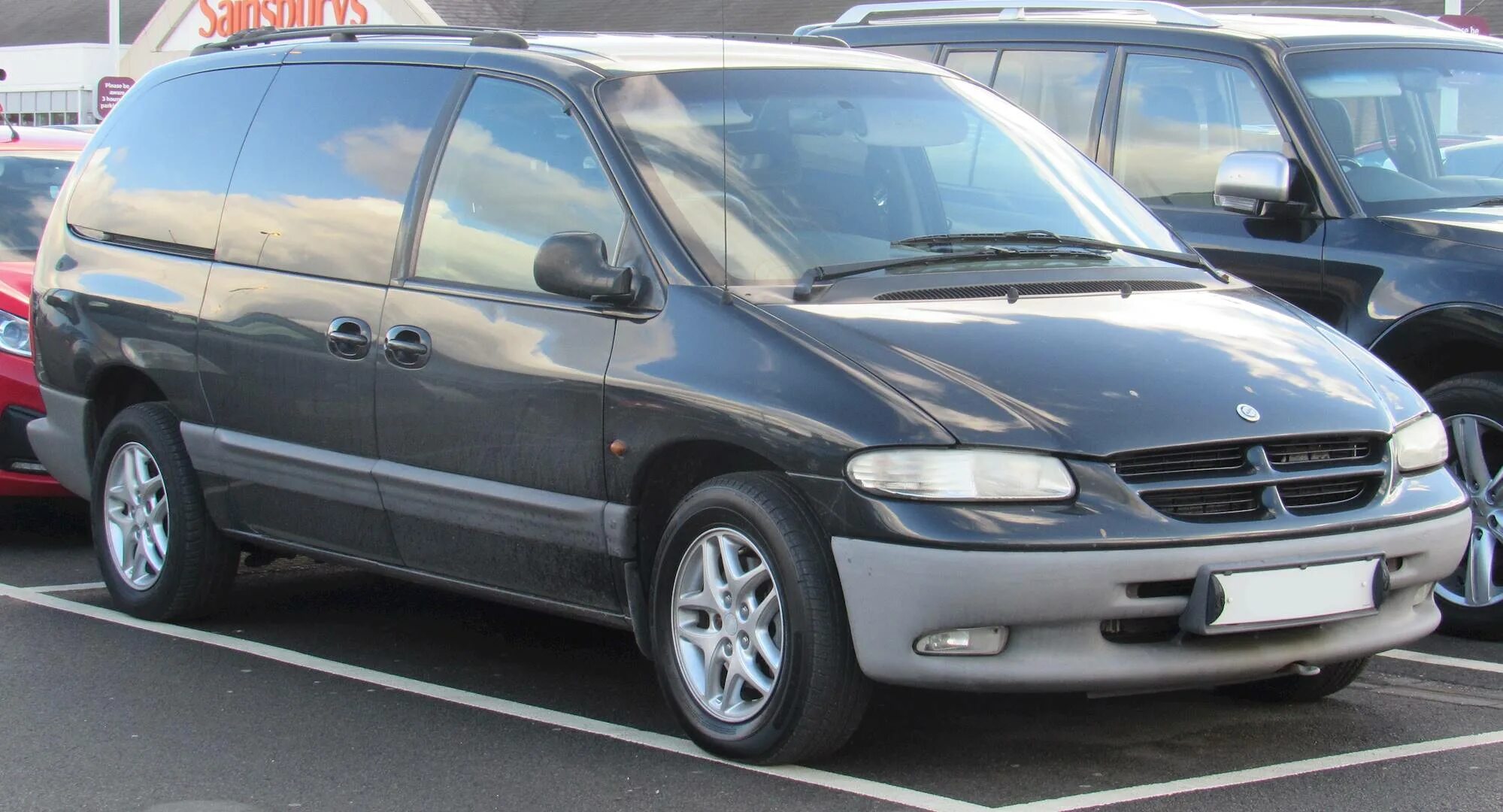 Крайслер вояджер караван. Додж Гранд Вояджер. Chrysler Voyager/dodge Caravan 1996-. Крайслер Гранд Вояджер 1996. Минивэн Додж Вояджер.