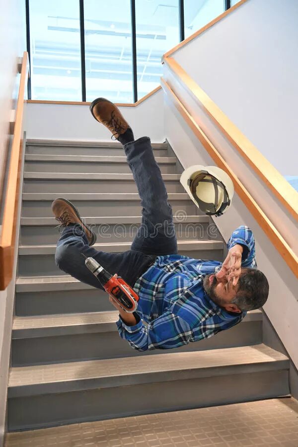 Он поскользнулся поднимаясь по лестнице. Падающий человек. Человек оступился на лестнице.