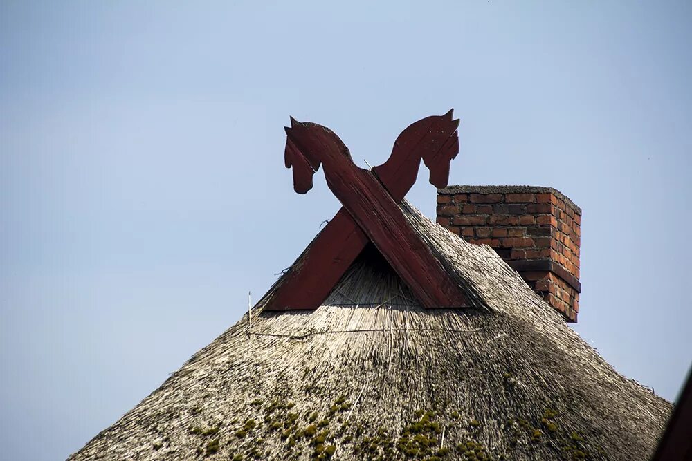 флюгер на крышу. кровельный пирог под профнастил. конек над крышей. черепица брасс. конек над крышей.