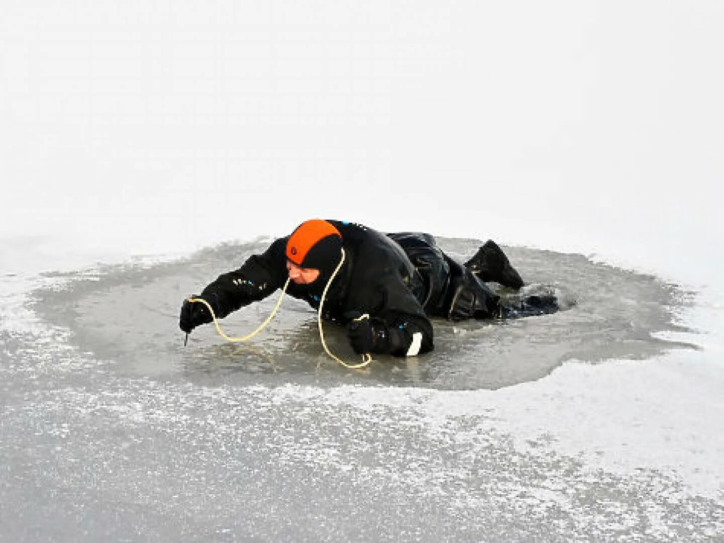 Крещение девочек подростков. Ухожу под лед. Мужчина провалился под лед. Автомобиль провалился под лед. Ухожу под лед.