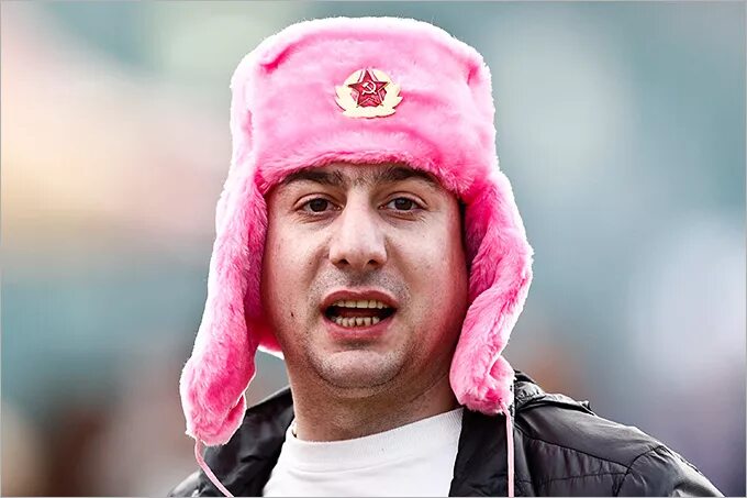 шапка-ушанка "серп и молот". ушанка ссср красная. шапка ушанка моргенштерна. шапка кречет флис черная 59-61. мужик в розовой шапке ушанке.