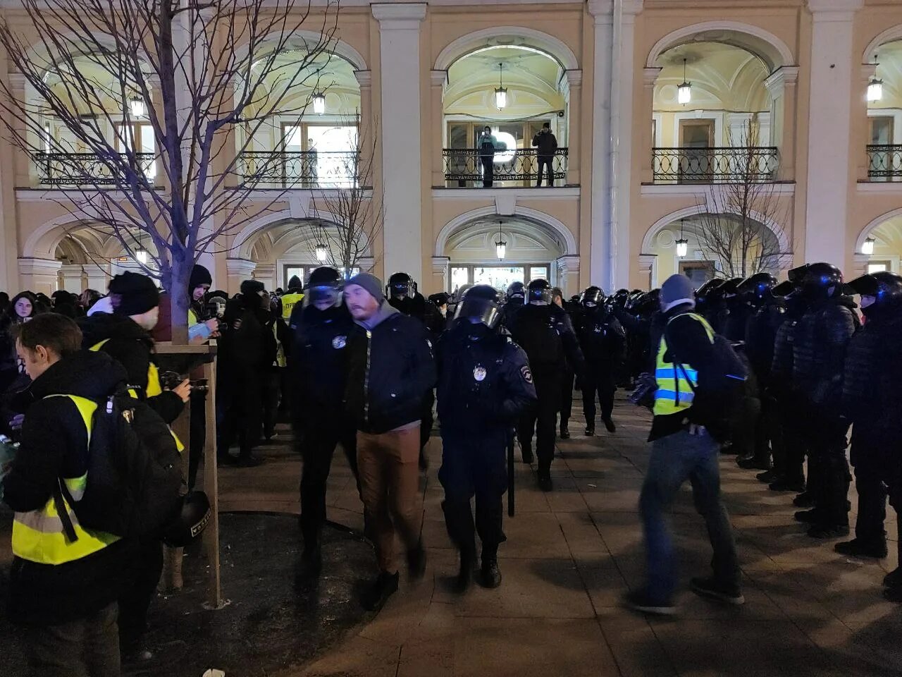 Митинг в питере 27. Гостиный двор митинг задержания. питер гостиный двор задержание. митинг в питере 27 февраля. задержания петербург 27 февраля.