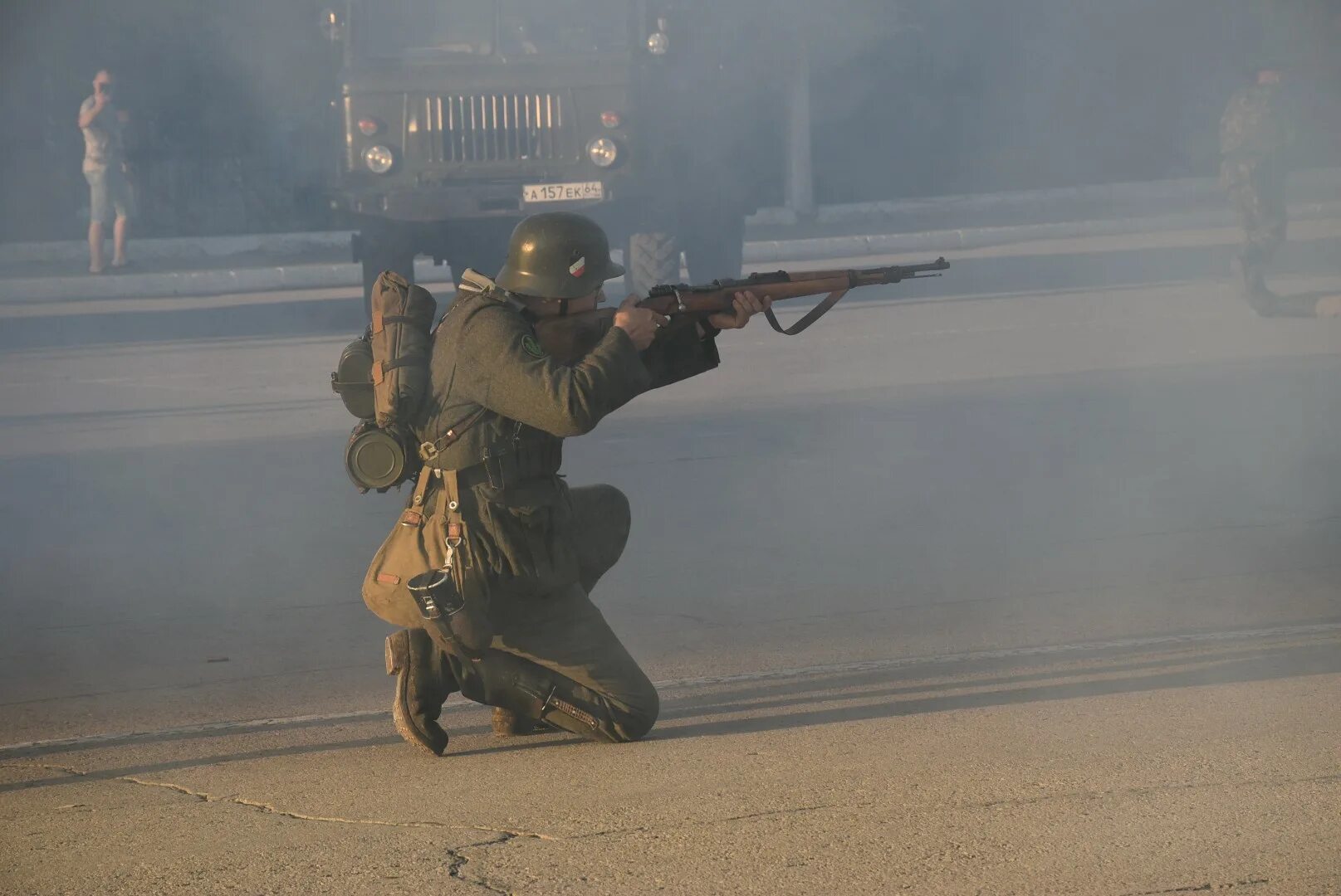 Стрельба в энгельсе. Стрельба шашками. дым шашки военные.