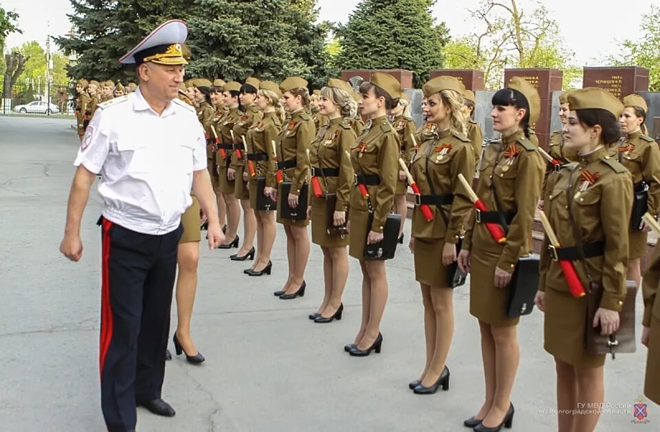 Взвод регулировщиц Волгоград. Женщины в военной форме. Женская Военная форма Российской армии. 9 Мая девушки в форме.