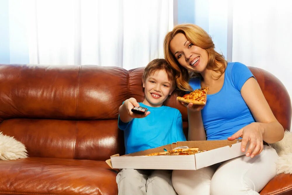 Маму на диване видео. Женщина с сыном на диване. Фотосессия мама с сыном едят пиццу. Дети едят на диване. Телевизионный мама.