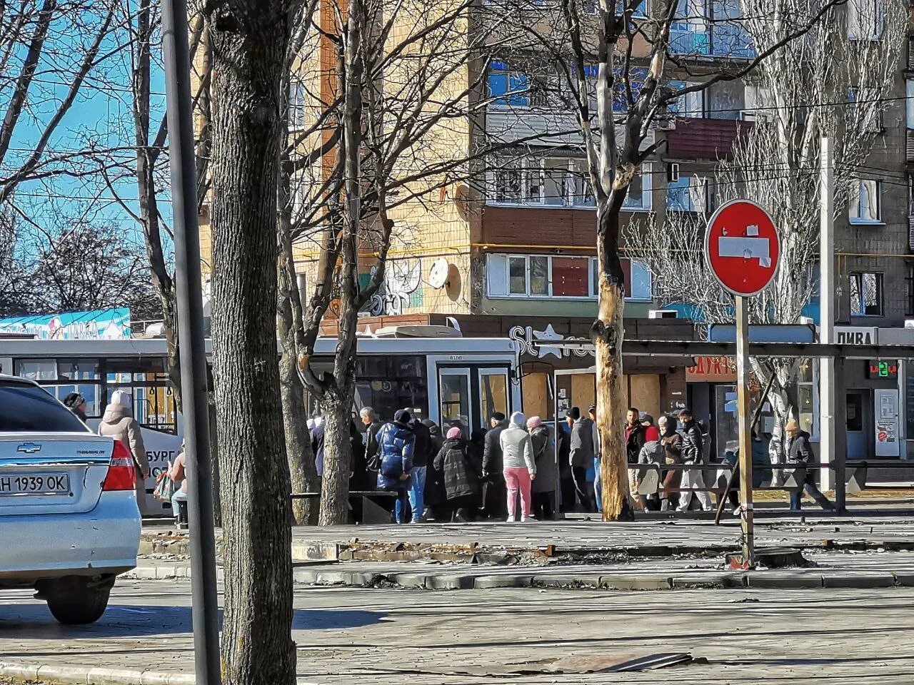 Мариуполь 2023. Остановка. Мариуполь сейчас. Люди на остановке. Мариуполь сегодня 2024 год