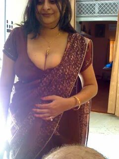 Slizzing Hot Indian Desi Aunties pics.