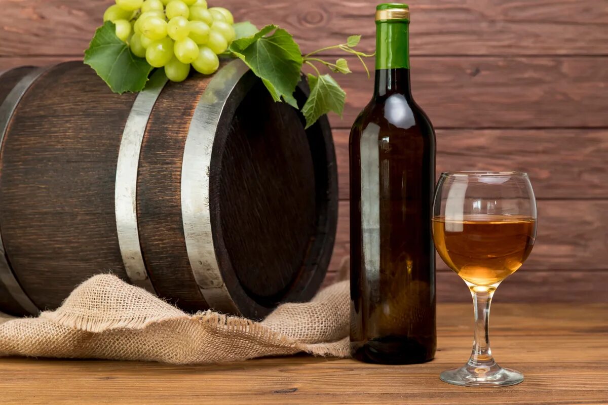 Киприотское десертное вино. Бутылка бочка. Коммандария вино. Вино из вяленого винограда.