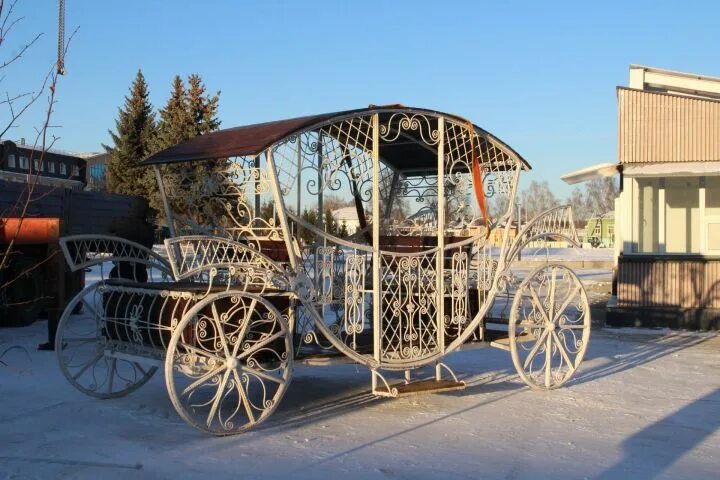 Крыша кареты. Карета в Елабуге. Карета в Рамони. Кованая карета. Старинные кованые кареты.