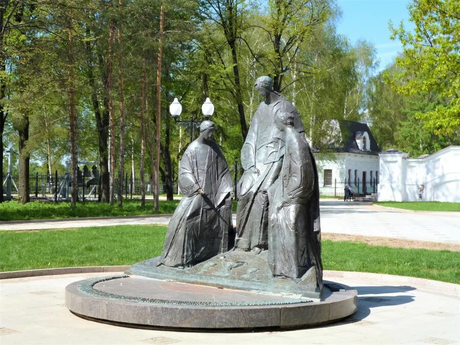 Ярославль памятник февронии в ярославле фото петру. Памятник петру и февронии в ярославле. Памятник петру и февронии в омске. Монумент в честь 850-летия города владимира. Новосибирск памятник святым петру и февронии муромским.