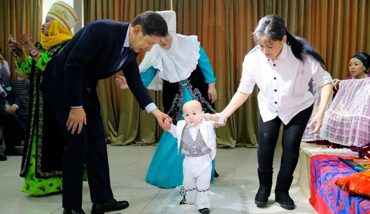 Традиция тусау кесер. Казахский обряд тұсау кесу. Традиция тусау кесер. Традиция тусау кесер. Обряда тушоо кесуу.