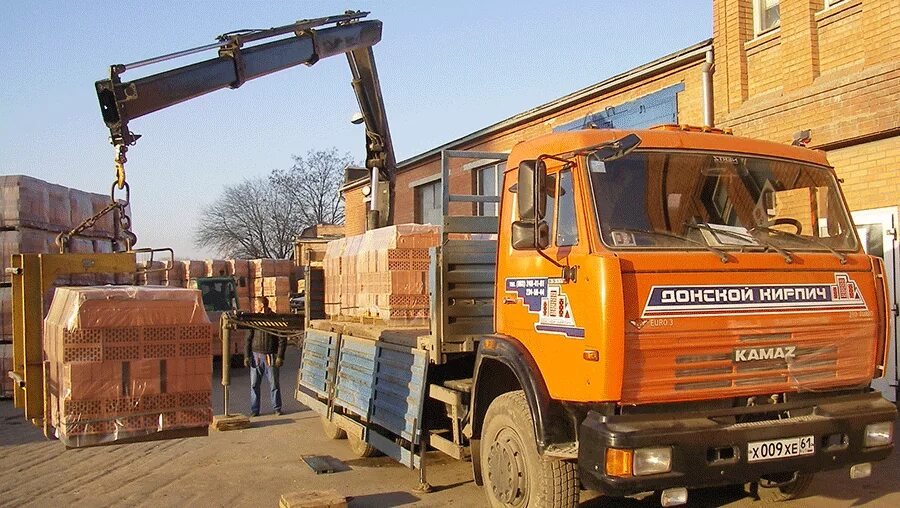 Манипулятор кирпич. Манипулятор кирпич. Кирпич на манипуляторе. Кирпич доставка машина. Выгрузка кирпича манипулятором.