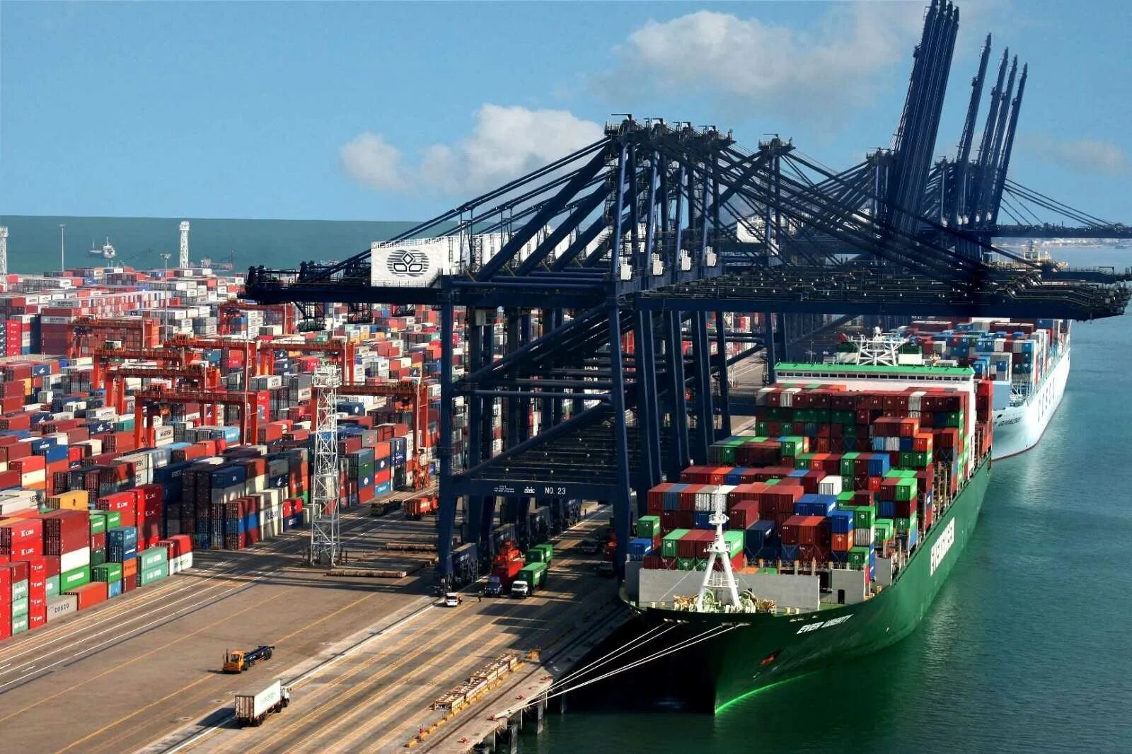 Крупные порты в океанах. Морской порт Роттердам. Чарльстон США контейнерный терминал. Морской торговый порт Роттердам.