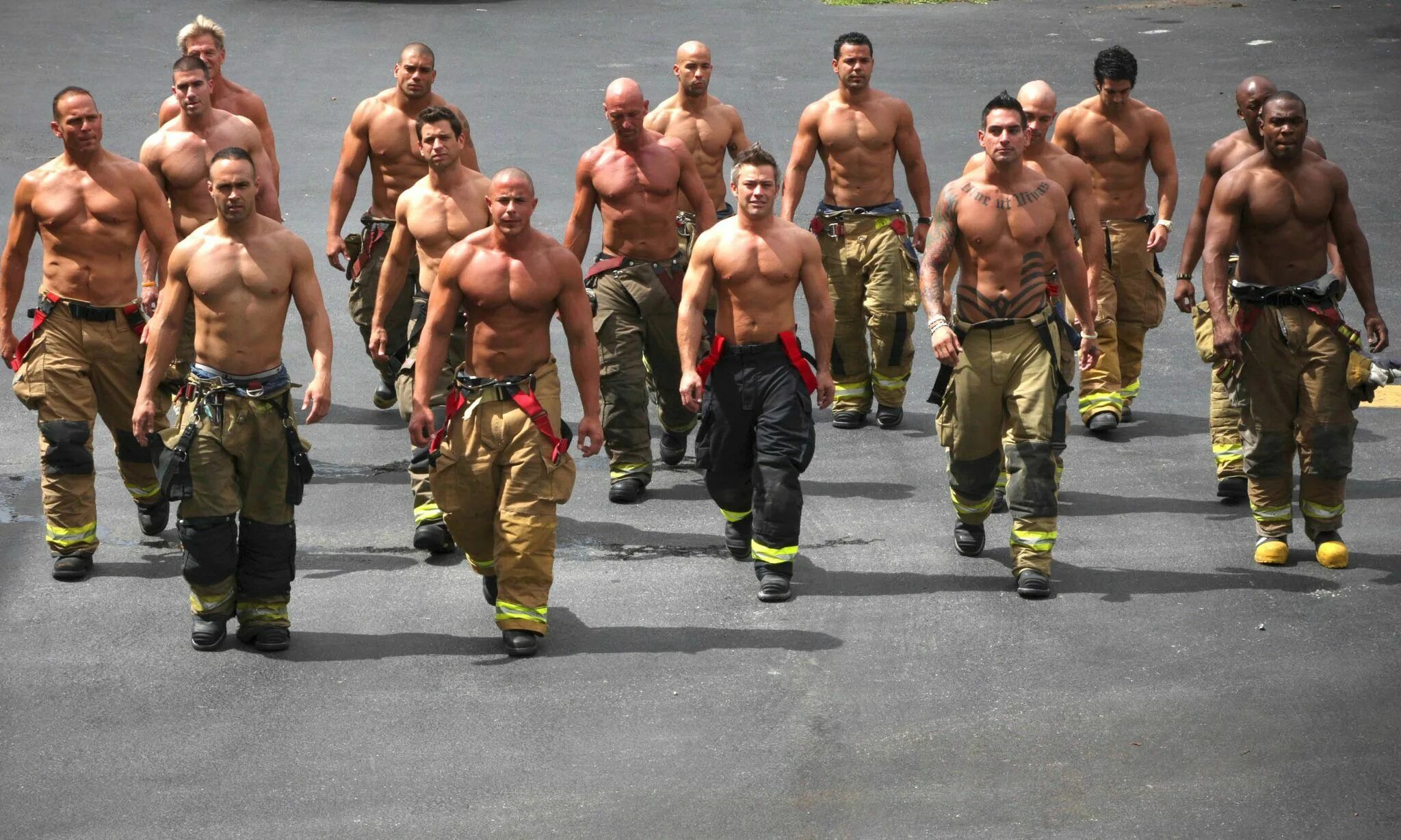 Пожарные в Америке. Форма американских пожарных. Накаченный солдат. Качки в армии.