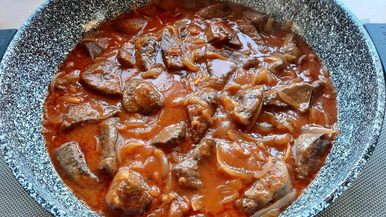 Как вкусно приготовить печень куриную с подливкой. Печень в томатном соусе. печенка в томатном соусе. печень в томате. куриная печень в томатном соусе.